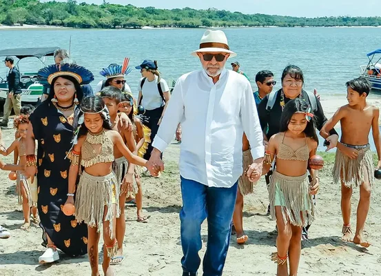 Lula visita aldeia indígena e promete energia para 4,3 mil famílias